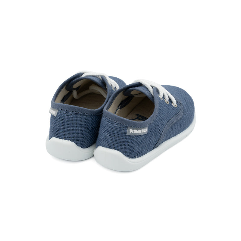 Detalle de las zapatillas Titanitos Popi azul marino