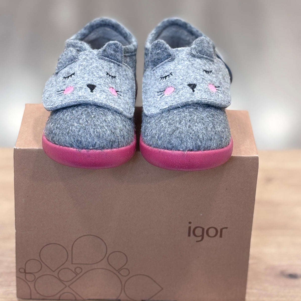 Zapatillas de casa Igor Miau frambuesa, foto real