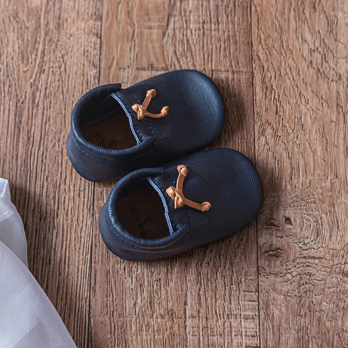 Mocs Minimox Camilo azul de piel para bebé