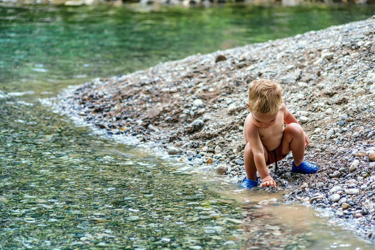 [PT-PLACEHOLDER] Bebé jugando junto al agua