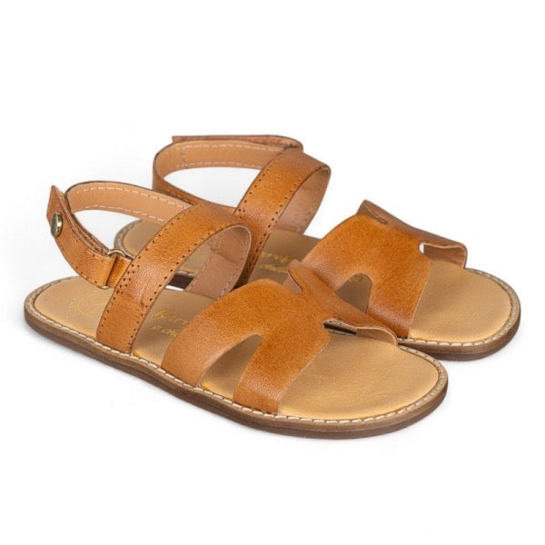 Detalle de la hebilla de la sandalia Chetto barefoot mujer