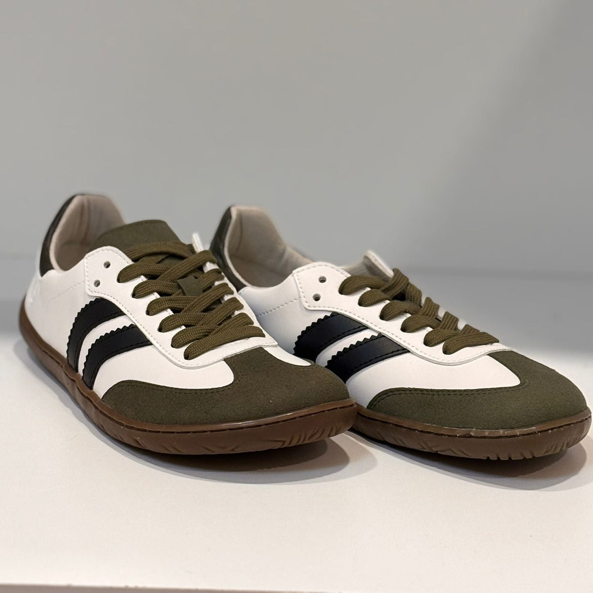 Zapatillas Coqueflex kaki y negro, foto real