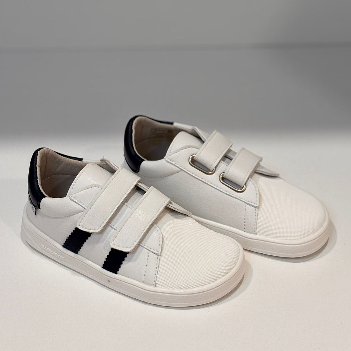 Zapatillas Piruflex blanco y negro, foto real